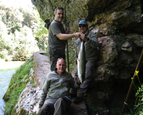 Cuadrilla salmón en el río Cares