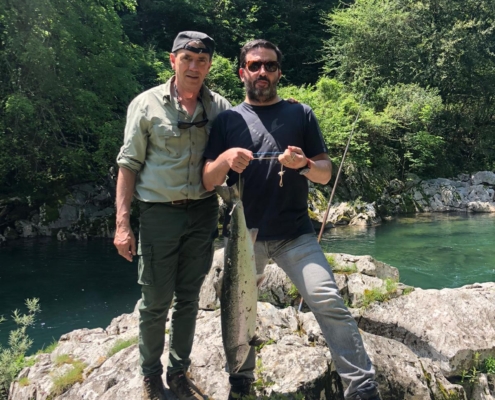 Salmón en el río Sella coto La Cruz